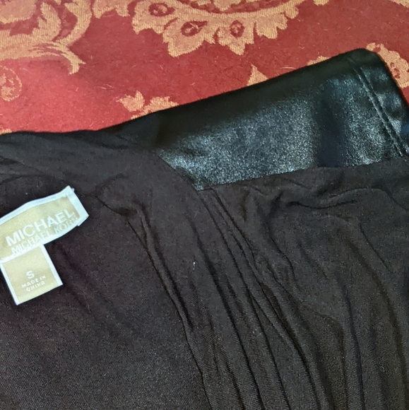 Sleeveless Draped Blouse - Picture 2 of 4